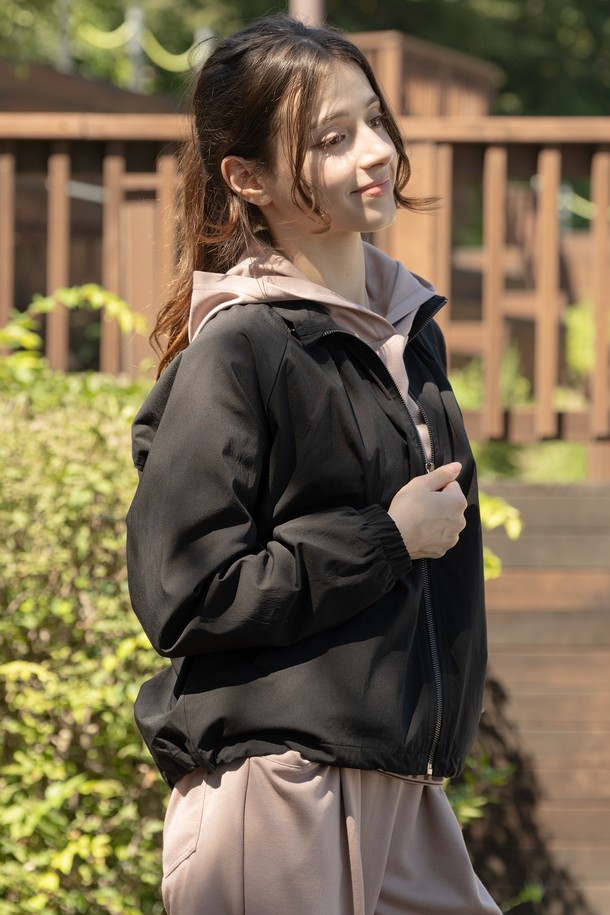 "벌룬 스탠드 블루종 바람막이 재킷"은 여성 고객을 위한 데일리 및 캐주얼 스타일의 아우터입니다. 봄, 가을에 적합하며, 버건디와 블랙 두 가지 색상으로 제공됩니다. 하이넥 디자인과 밑단 어저스터가 특징이며, 양쪽 포켓과 팔 부분 주름 디테일을 더해 볼륨감 있는 실루엣을 연출합니다. 루즈핏으로 편안하게 착용할 수 있으며, 캐주얼, 스포티, 미니멀 스타일을 모두 소화 가능한 아이템입니다. 산책룩이나 여행룩에 매치하여 스타일리시함을 더해보세요.
