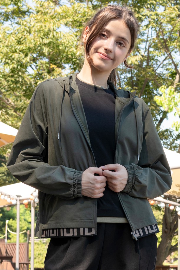 로고 밴딩 스포츠 바람막이 재킷은 여성용 아우터로, 봄, 가을에 스포티하고 캐주얼한 스타일을 연출하기에 좋습니다. 핑크, 카키, 블랙 3가지 색상으로 출시되었으며, 일상, 스포츠, 운동 등 다양한 용도로 활용할 수 있습니다. 전면부 로고 밴딩과 소매 밴딩, 후드 디테일이 특징이며, 지퍼형 여밈 방식으로 편리합니다. 나일론과 폴리우레탄 혼방 소재로 제작되어 부드러운 촉감과 신축성을 제공하며, 스트레이트 핏으로 편안하게 착용할 수 있습니다. 산책룩을 위한 완벽한 아이템입니다.
