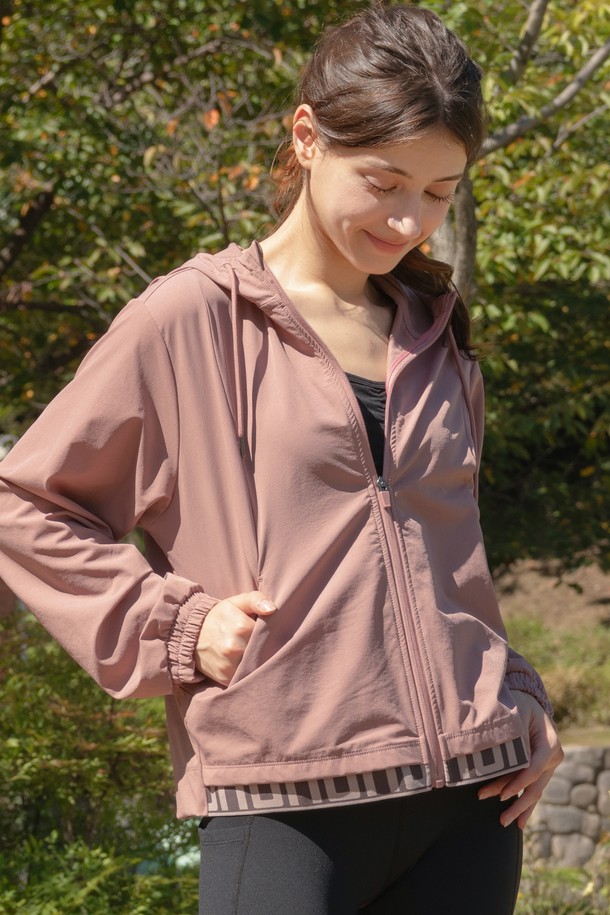 로고 밴딩 스포츠 바람막이 재킷 DTF5W-5145는 여성들을 위한 봄, 가을 시즌 필수템입니다. 핑크, 카키, 블랙 3가지 컬러로 출시되어, 운동, 여행, 일상 등 다양한 TPO에 맞춰 스포티하고 캐주얼한 스타일을 연출할 수 있습니다. 나일론과 폴리우레탄 혼방 소재로 제작되어 방풍 기능과 뛰어난 신축성을 자랑하며, 부드러운 촉감으로 편안하게 착용 가능합니다. 레귤러 기장의 스트레이트핏으로 편안함을 더하고, 집업 여밈 방식과 양쪽 지퍼 포켓, 소매 밴딩 처리, 후드 및 스트링 디테일이 실용성을 높였습니다. 전면부 로고 밴딩으로 포인트를 더해 개성 있는 스타일을 완성해보세요.
