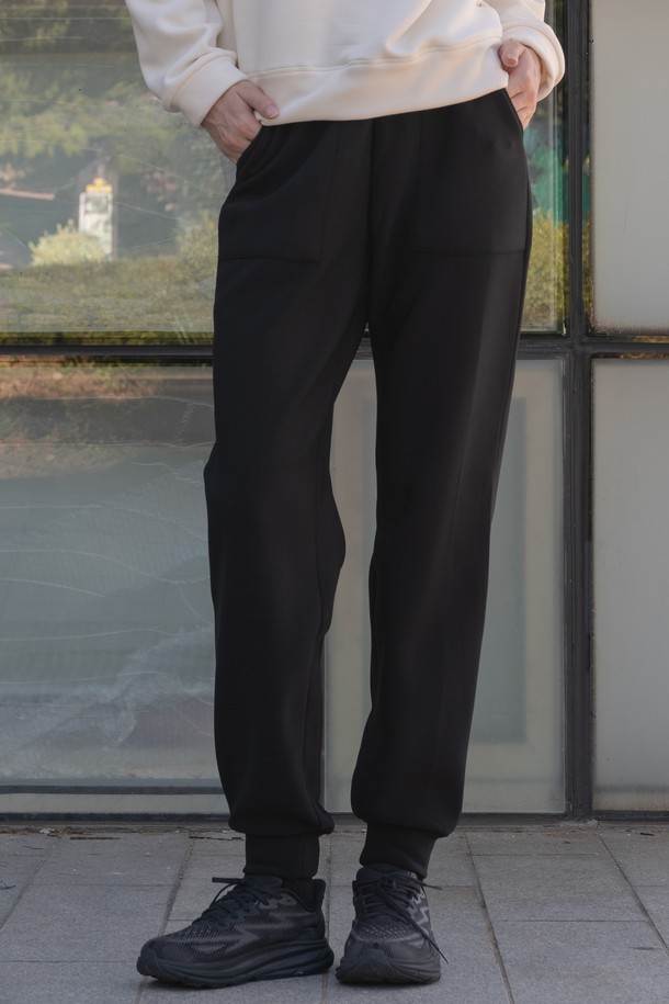 따뜻한 겨울을 위한 웜 기모 빅 포켓 조거 팬츠 DBF5W-9227을 소개합니다. 부드러운 촉감의 기모 안감과 두꺼운 두께로 제작되어 추운 날씨에도 따뜻하게 착용할 수 있습니다. 일상과 스포츠 활동 모두에 적합하며, 스포티하면서도 캐주얼한 스타일을 연출합니다. 넉넉한 루즈핏과 조거핏 디자인으로 편안함을 제공하며, 실용적인 빅 포켓 디테일이 돋보입니다. 블랙 색상으로 어떤 상의와도 쉽게 매치하여 미니멀한 스타일을 완성해보세요.
