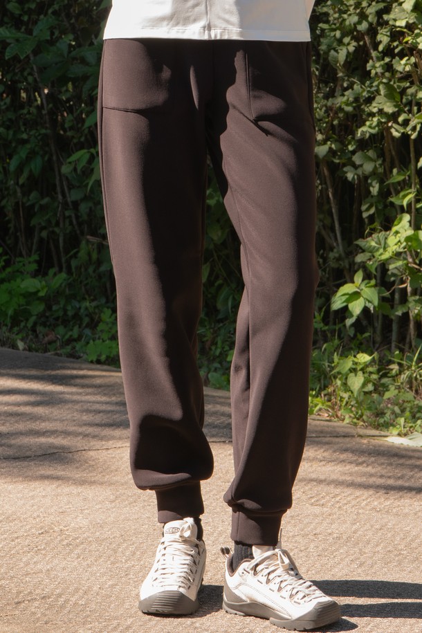 따뜻한 웜 기모 빅 포켓 조거 팬츠 DBF5W-9227을 소개합니다. 부드러운 촉감의 기모 안감으로 가을, 겨울 시즌 내내 포근하게 착용할 수 있습니다. 넉넉한 루즈핏과 조거핏 디자인으로 편안한 활동성을 제공하며, 스포티, 캐주얼, 미니멀 스타일을 모두 소화합니다. 블랙, 그레이, 브라운 3가지 컬러로 출시되어 취향에 맞게 선택 가능하며, 빅 포켓 디테일이 실용성을 더했습니다. 집콕룩, 산책룩, 피트니스룩 등 다양한 TPO에 활용해보세요.
