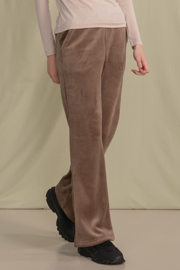 따뜻함과 스타일을 모두 갖춘 코듀로이 융기모 부츠컷 팬츠입니다. 부드러운 촉감의 코듀로이 소재에 융기모 안감을 더해 가을, 겨울 시즌에도 포근하게 착용할 수 있습니다. 톤 다운된 브라운 컬러와 무지 디자인으로 어떤 상의와도 쉽게 매치하여 캐주얼, 클래식, 미니멀 스타일을 연출할 수 있습니다. 출근룩과 모임룩 등 다양한 TPO에 활용 가능하며, 레귤러핏 부츠컷 디자인으로 다리가 길어 보이는 효과를 줍니다.
