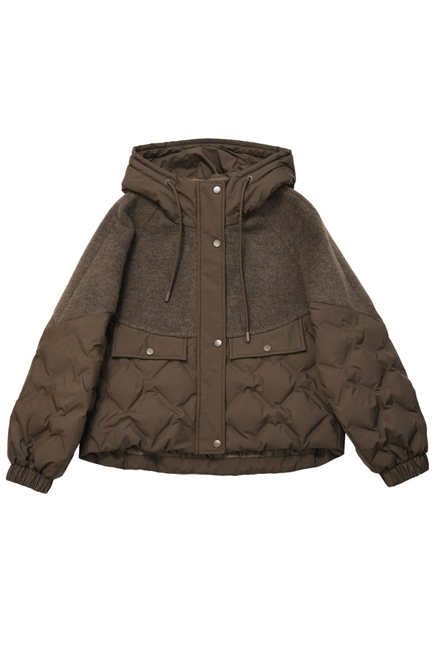 콤비 덕다운 크롭 후드 패딩 DTF5W-5154는 여성용 아우터입니다. 브라운 컬러의 무지 디자인으로, 일상 및 스포츠 활동에 적합하며, 겨울철 보온성을 책임지는 두꺼운 두께의 패딩입니다. 루즈핏으로 제작되어 편안한 착용감을 선사하며, 부드러운 촉감과 긴 소매 기장이 특징입니다. 집업 방식에 후드 스트링과 포켓 디테일이 더해져, 스포티하고 캐주얼한 무드를 연출하며 산책룩에 활용하기 좋습니다. 
