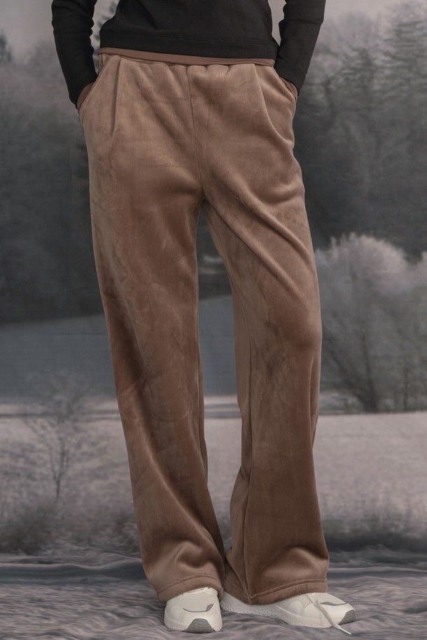 코듀로이 융기모 와이드 팬츠 DBF5W-9217는 가을과 겨울에 따뜻하게 착용할 수 있는 공용 바지입니다. 부드러운 촉감의 브라운 컬러 코듀로이 소재에 융기모 안감을 더해 보온성을 높였습니다. 넉넉한 와이드핏으로 편안한 착용감을 선사하며, 캐주얼, 미니멀, 클래식 스타일 모두 소화 가능한 활용도 높은 아이템입니다. 무지 디자인으로 어떤 상의와도 쉽게 매치하여 다양한 스타일을 연출할 수 있습니다. 
