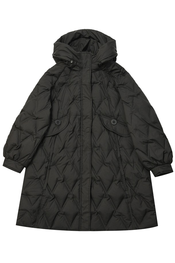 덕다운 후디드 롱 재킷 DTF5W-5155는 여성용 겨울 아우터로, 일상 및 스포츠 활동에 적합합니다. 블랙 컬러의 무지 디자인에 롱 기장과 레귤러핏으로 제작되었으며, 지퍼형 여밈 방식을 갖추었습니다. 보온 및 방풍 기능의 두꺼운 덕다운 충전재와 부드러운 촉감이 특징이며, 후드와 퀼팅 디테일이 스포티하고 캐주얼한 스타일을 완성합니다. 출근룩과 여행룩에 미니멀한 스타일을 더할 수 있는 아이템입니다. 긴 소매 기장으로 추운 날씨에도 따뜻하게 착용할 수 있습니다.
