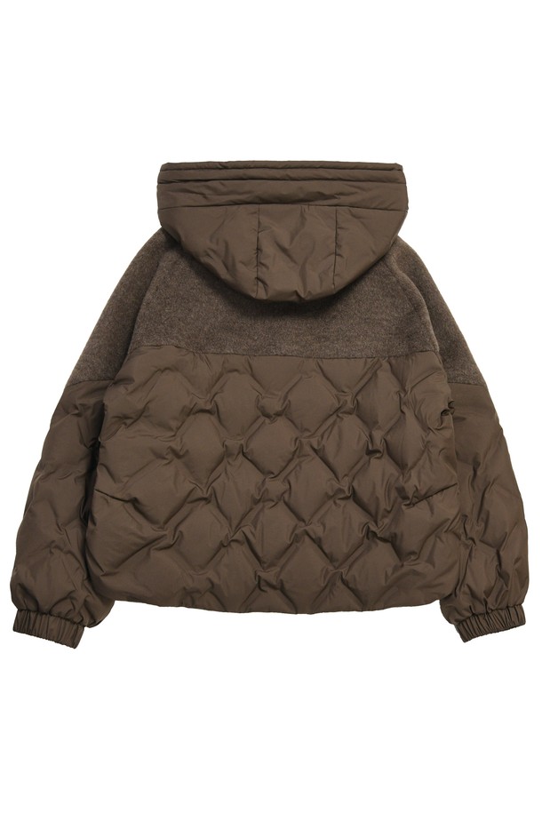 콤비 덕다운 크롭 후드 패딩 DTF5W-5154는 여성용 아우터입니다. 브라운 컬러의 무지 디자인으로, 일상 및 스포츠 활동에 적합하며, 겨울철 보온성을 책임지는 두꺼운 두께의 패딩입니다. 루즈핏으로 제작되어 편안한 착용감을 선사하며, 부드러운 촉감과 긴 소매 기장이 특징입니다. 집업 방식에 후드 스트링과 포켓 디테일이 더해져, 스포티하고 캐주얼한 무드를 연출하며 산책룩에 활용하기 좋습니다. 
