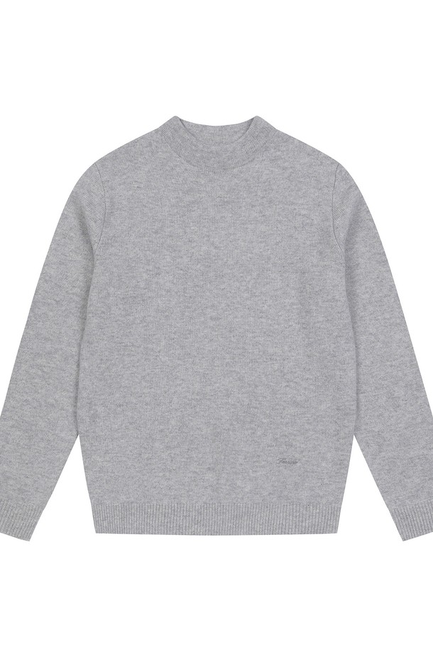 남성 플레인 조직 반터틀 스웨터 라이트 그레이 (A0C247132)는 가을, 겨울 시즌에 착용하기 좋은 남성용 니트/스웨터입니다. 부드러운 울 소재로 제작되어 뛰어난 터치감을 자랑하며, 일상 및 출근룩에 모두 활용 가능한 베이직 스타일입니다. 레귤러핏으로 제작되었으며, 플레인 조직과 반터틀넥 디자인으로 클래식, 미니멀, 캐주얼 스타일을 연출하기에 좋습니다. 라이트 그레이 컬러는 다양한 하의와 매치하기 용이하며, 긴 소매 기장으로 따뜻함을 더합니다.
