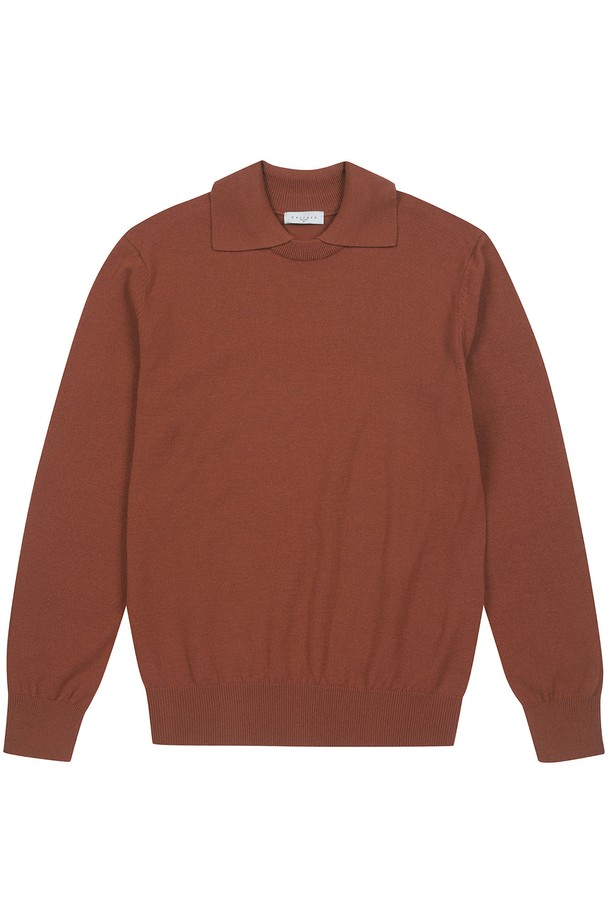 남성 변형카라 라운드 스웨터 다크 오렌지 (A0C240367)는 부드러운 울 소재로 제작되어 가을과 겨울에 따뜻하게 착용하기 좋습니다. 베이직한 스타일의 무지 디자인으로, 다양한 하의와 매치하여 클래식, 미니멀, 캐주얼 등 여러 스타일을 연출할 수 있습니다. 변형카라와 라운드넥 디자인이 특징이며, 넉넉한 핏으로 편안한 착용감을 선사합니다. 데이트룩, 겨울 데일리룩 등 다양한 TPO에 활용할 수 있으며, 평소 구매하는 사이즈보다 한 치수 크게 구매하는 것을 권장합니다. 긴소매 기장의 레귤러 기장 상의입니다.
