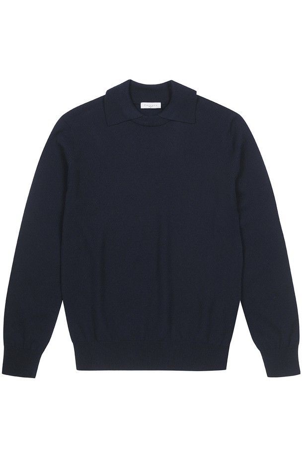 네이비 컬러의 남성 변형카라 라운드 스웨터입니다. 울 소재로 제작되어 부드러운 촉감을 자랑하며, 가을, 겨울철 데일리룩에 적합합니다. 베이직한 스타일의 무지 디자인으로, 클래식, 미니멀, 캐주얼 등 다양한 스타일 연출에 용이합니다. 긴 소매와 편안한 핏으로 활동성을 높였으며, 평소 구매 사이즈보다 한 치수 UP 하여 착용하는 것을 추천합니다.
