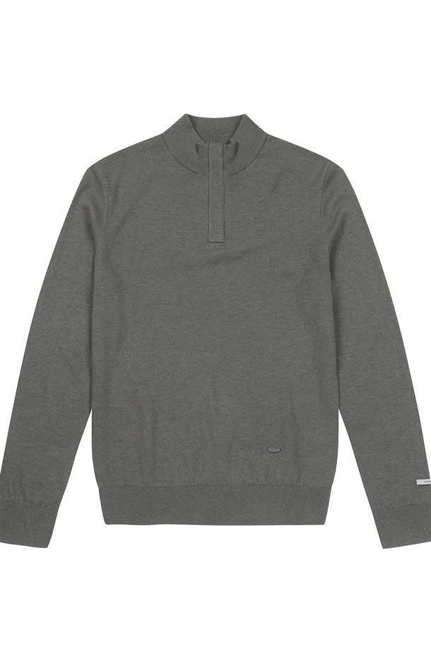 남성 스탠카라 스웨터 니트 다크 베이지는 가을과 겨울, 겨울 데일리룩과 출근룩에 어울리는 남성용 니트 스웨터입니다. 부드러운 촉감의 두꺼운 니트 소재로 제작되었으며, 베이직하고 클래식한 스타일을 연출합니다. 레귤러 핏에 긴 소매 기장으로, 스탠카라 디자인이 특징이며, 무지 패턴의 다크 베이지 컬러는 미니멀하고 캐주얼한 스타일을 완성합니다. 일상복으로 활용하기 좋으며 다양한 하의와 매치하여 클래식한 룩을 연출할 수 있습니다.
