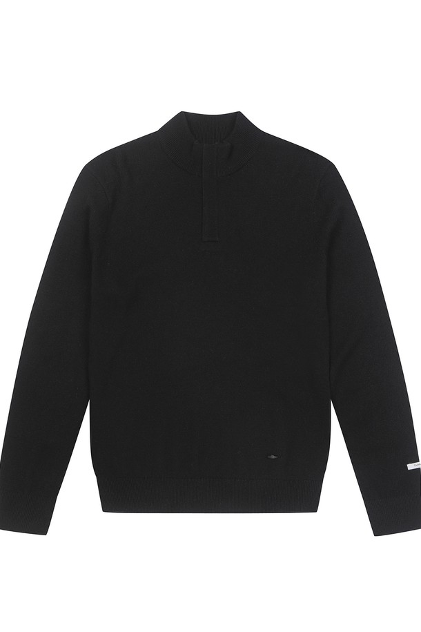 남성 스탠카라 스웨터 니트 블랙 (A0C240139)는 가을과 겨울, 미니멀한 스타일을 위한 필수 아이템입니다. 부드러운 아크릴, 모, 나일론, 캐시미어 혼방 소재로 제작되어 뛰어난 착용감을 선사하며, 레귤러핏과 긴소매 기장으로 편안함을 더했습니다. 스탠카라 디자인과 무지 패턴이 시크한 분위기를 연출하며, 두꺼운 두께감으로 따뜻함을 유지합니다. 히든 플라켓 여밈 방식과 레이어드 착용이 가능한 디자인으로, 겨울 데일리룩, 출근룩, 모임룩 등 다양한 TPO에 활용하기 좋습니다.
