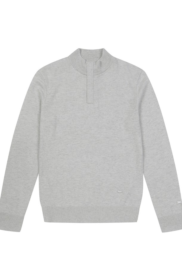 남성 스탠카라 스웨터 니트 라이트 그레이 (A0C240132)는 가을, 겨울 시즌에 어울리는 남성용 니트 스웨터입니다. 베이직하고 클래식한 스타일로, 일상 및 비즈니스 캐주얼 룩에 적합하며, 겨울 데일리룩과 출근룩에 활용하기 좋습니다. 레귤러 핏의 긴소매 디자인으로, 스탠드 칼라가 특징이며, 아크릴, 울, 나일론, 캐시미어 혼방 소재로 제작되어 부드러운 촉감과 보온성을 제공합니다. 무지 패턴의 라이트 그레이 컬러로, 미니멀하고 클래식한 스타일을 연출할 수 있습니다.
