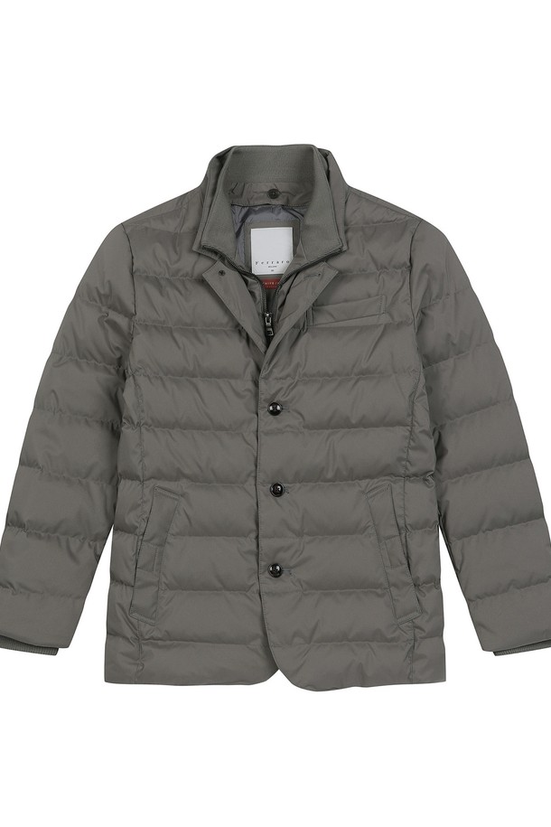 남성 구스다운 아카이브 재킷 베이지 (A0CJ47153)는 겨울철 모던하고 클래식한 스타일을 연출하기에 좋은 아우터입니다. 부드러운 촉감의 폴리에스테르 소재와 라미네이팅 처리된 외부 원단으로 제작되어 우수한 보온성을 자랑하며, 구스다운 80%, 구스 페더 20% 충전재가 풍성한 볼륨감을 선사합니다. 레귤러핏과 긴 소매 기장으로 편안한 착용감을 제공하며, 무지 디자인과 베이지 컬러는 다양한 겨울 데일리룩, 산책룩, 여행룩에 두루 잘 어울립니다. 버튼 여밈 방식의 두꺼운 두께감으로 추운 날씨에도 따뜻하게 착용할 수 있습니다.
