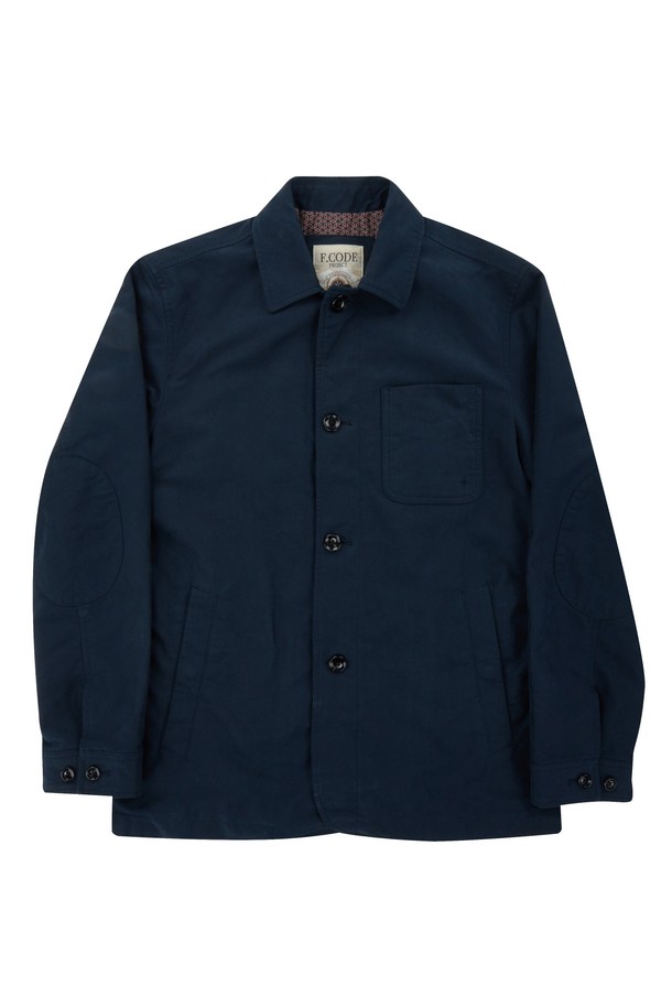 네이비 컬러의 남성 셔츠형 아카이브 재킷 (A0CJ35249)입니다. 봄, 가을 계절에 적합하며, 캐주얼과 클래식 스타일을 모두 아우릅니다. 부드러운 촉감의 면, 폴리에스터, 나일론 혼방 소재로 제작되었으며, 중간 두께감으로 간절기에 활용하기 좋습니다. 레귤러핏으로 편안하게 착용 가능하며, 셔츠형 디자인과 버튼 여밈 방식이 특징입니다. 데이트룩, 출근룩 등 다양한 TPO에 매치하여 캐주얼, 클래식, 미니멀한 스타일을 연출할 수 있습니다.
