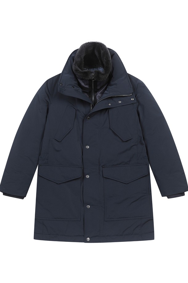 네이비 컬러의 남성용 양털 탈착 토퍼 점퍼 (A0CT45149)입니다. 겨울철 보온성을 위한 두꺼운 두께감의 다운 점퍼로, 캐주얼하고 미니멀한 스타일을 연출합니다. 부드러운 촉감의 폴리에스테르와 천연 가죽 소재를 사용하여 편안한 착용감을 제공하며, 긴 소매와 레귤러 핏으로 제작되었습니다. 양털 탈착이 가능하여 다양한 스타일 연출이 가능하며, 구스다운과 구스페더 안감으로 뛰어난 보온성을 자랑합니다. 일상, 산책, 여행 등 겨울철 다양한 TPO에 활용하기 좋은 활용도 높은 아이템입니다.
