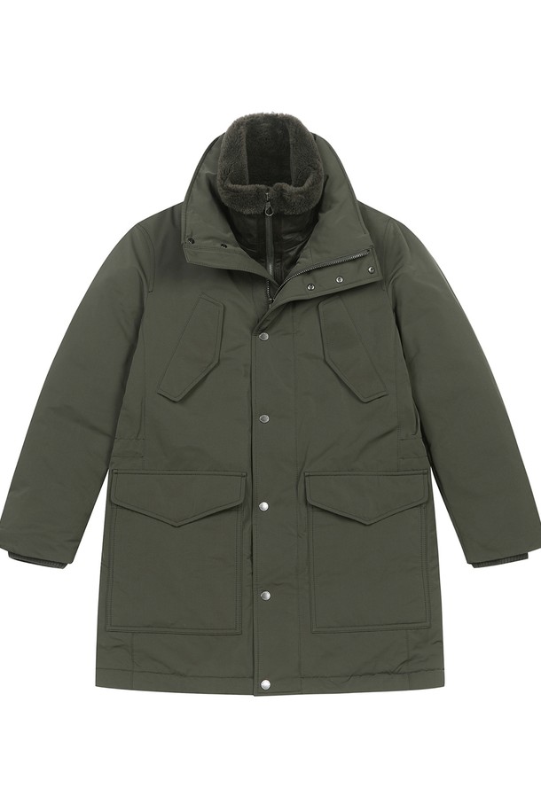 남성 양털 탈착 토퍼 점퍼 딥카키 (A0CT45127)는 겨울철 데일리룩을 위한 캐주얼 스타일의 아우터입니다. 딥카키 색상의 무지 디자인으로, 미니멀하고 클래식한 분위기를 연출합니다. 레귤러핏에 레귤러 기장으로 편안하게 착용 가능하며, 집업과 스냅 버튼으로 여밈이 가능합니다. 보온성을 높여주는 구스다운 충전재와 양털 탈착이 가능한 토퍼 스타일로, 다양한 스타일 연출이 용이합니다. 또한, 넥 부분 페이크퍼 장식과 메모리 원단으로 고급스러움과 부드러운 촉감을 더했습니다.
