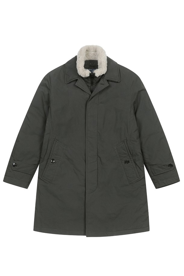 남성 양털 탈착 구스다운 코트 다크그레이 (A0CC45237)는 추운 겨울철, 따뜻함과 스타일을 동시에 잡을 수 있는 남성용 구스다운 코트입니다. 롱 기장의 다크그레이 컬러로, 베이직하고 클래식한 분위기를 연출하며, 넉넉한 레귤러핏으로 편안한 착용감을 제공합니다. 보온성과 방풍 기능이 뛰어난 구스다운 충전재와 부드러운 양털 소재를 사용하여 한겨울에도 따뜻하게 입을 수 있으며, 양털은 탈착이 가능하여 다양한 스타일 연출이 가능합니다. 집업 여밈 방식과 긴 소매, 안감 패딩으로 실용성을 더했으며, 출근룩, 겨울 데일리룩, 여행룩 등 다양한 TPO에 활용하기 좋습니다.
