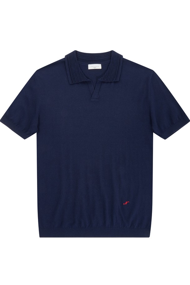 네이비 컬러의 남성 크로쉐 오픈카라 반팔 스웨터입니다. 봄, 여름 시즌에 어울리는 얇고 부드러운 두께감과 레귤러 핏으로 편안하게 착용할 수 있습니다. 클래식과 베이직 스타일을 기반으로, 크로쉐 칼라 디테일과 정교한 니트 짜임이 특징입니다. 데이트룩, 카페룩 등 다양한 TPO에 활용 가능하며, 미니멀하고 캐주얼한 스타일을 연출할 수 있습니다. 평소 사이즈보다 한 사이즈 크게 주문하는 것을 권장합니다.
