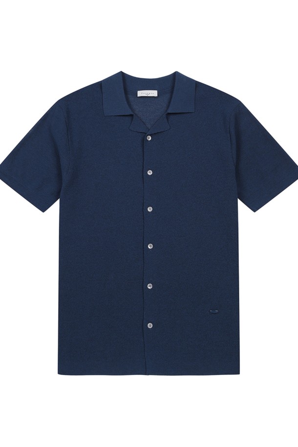 남성 에센셜 카라 반팔 카디건 다크블루는 면, 폴리에스터, 나일론 혼방 소재로 제작되어 탄탄한 촉감을 선사합니다. 봄, 여름 시즌에 착용하기 좋은 레귤러 핏의 반소매 카라 디자인으로, 가벼운 아우터 또는 레이어드 피스로 활용 가능합니다. 무지 패턴의 다크블루 컬러는 베이직한 스타일을 연출하며, 일상에서 편안하게 즐겨 입을 수 있습니다. 동네 마실룩이나 캐주얼, 미니멀, 클래식 스타일을 선호하는 남성분들께 추천합니다. 데일리 아이템으로 활용도가 높아 다양한 코디에 활용할 수 있습니다.
