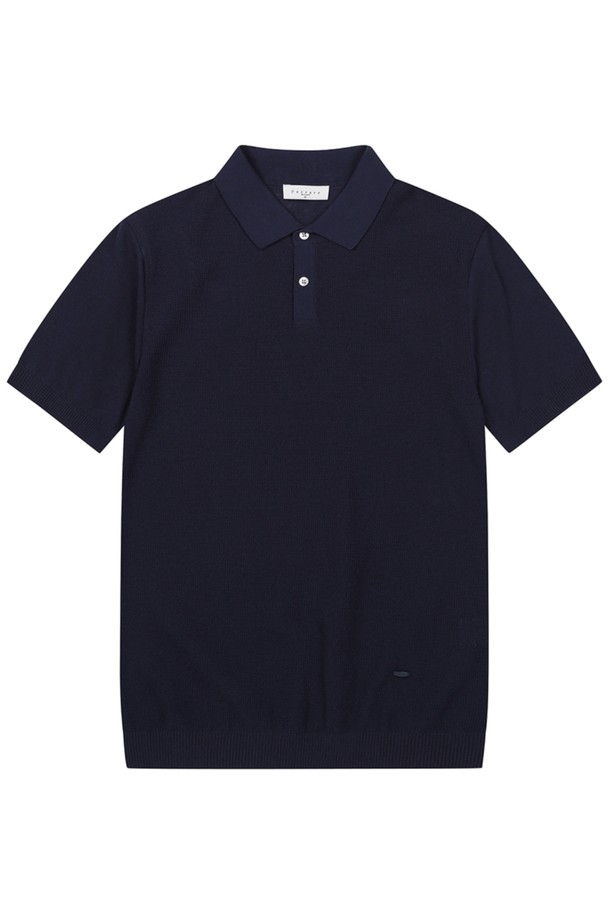 네이비 컬러의 남성용 컴포터블 피케 조직 카라 반팔 스웨터입니다. 면, 폴리에스터, 나일론 혼방 소재로 제작되어 여름철에도 시원하고 편안하게 착용할 수 있습니다. 베이직하고 캐주얼한 스타일로 2버튼 플라켓 디자인과 앞판 피케 조직 디테일이 특징이며, 루즈핏으로 제작되어 편안한 착용감을 선사합니다. 평소 구매 사이즈보다 한 치수 크게 구매하는 것을 권장합니다.
