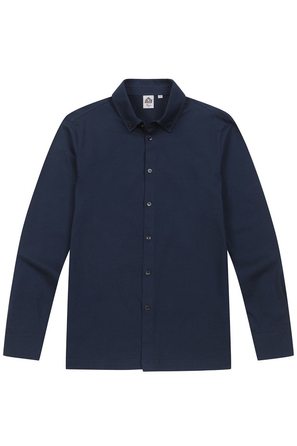 남성 실켓 코튼 풀오픈 셔츠 딥블루 (AM0DKS13245)는 부드러운 촉감의 실켓 가공된 면 소재로 제작되어 봄, 여름 시즌에 적합한 셔츠입니다. 차이나칼라 디자인과 레귤러핏으로 클래식, 미니멀, 캐주얼 스타일을 모두 소화할 수 있으며, 출근룩과 비즈니스 캐주얼에도 잘 어울립니다. 딥블루 컬러의 무지 디자인은 어떤 하의와도 쉽게 매치할 수 있어 활용도가 높습니다. 긴소매에 풀오픈 여밈 방식으로 편안하게 착용할 수 있는 데일리 셔츠입니다.
