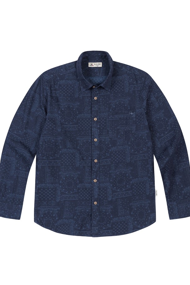 네이비 컬러의 남성 페이즐리 패턴 워크 셔츠입니다. 면 소재에 긴소매 기장으로 제작되었으며, 비즈니스 캐주얼, 출근룩, 오피스룩 등 다양한 TPO에 활용하기 좋습니다. 변형 카라, 버튼다운 사양, 사이드락 디테일, 주머니 나침반 자수, 타입 느낌의 단추로 클래식, 워크웨어, 미니멀 스타일을 연출할 수 있습니다.
