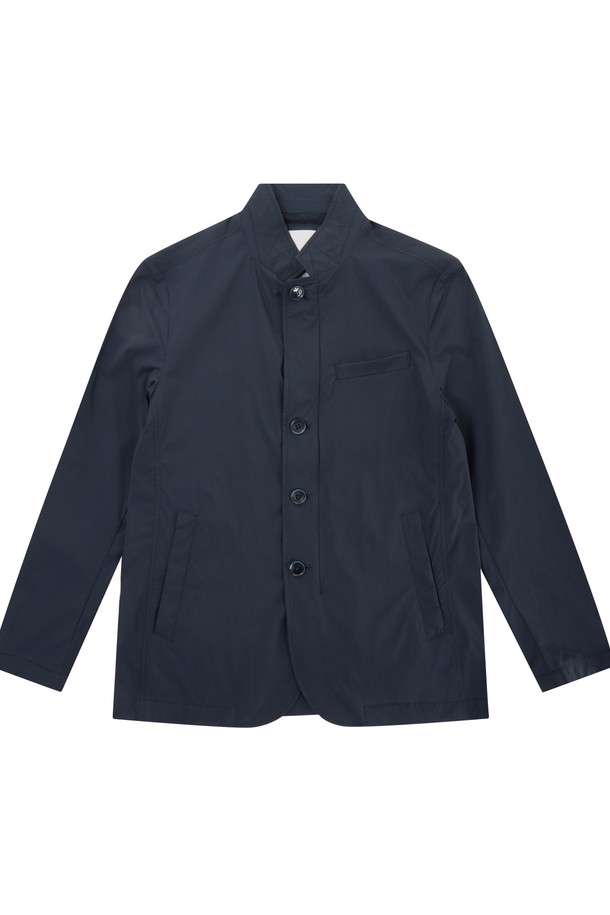 남성 경량 나일론 자켓 딥블루 (AMSDAJ20148)는 봄, 가을 시즌에 적합한 얇고 부드러운 촉감의 레귤러핏 자켓입니다. 딥블루 및 다크블루 컬러, 무지 패턴의 미니멀하고 베이직한 디자인으로 출근룩 및 비즈니스 캐주얼 스타일 연출에 용이하며, 긴 소매와 버튼 여밈으로 깔끔함을 더했습니다. 나일론과 폴리우레탄 혼방 소재로 제작되어 경량성을 갖추었으며, 심플한 디자인과 렌선감이 우수하여 다양한 스타일과 쉽게 매치할 수 있습니다.
