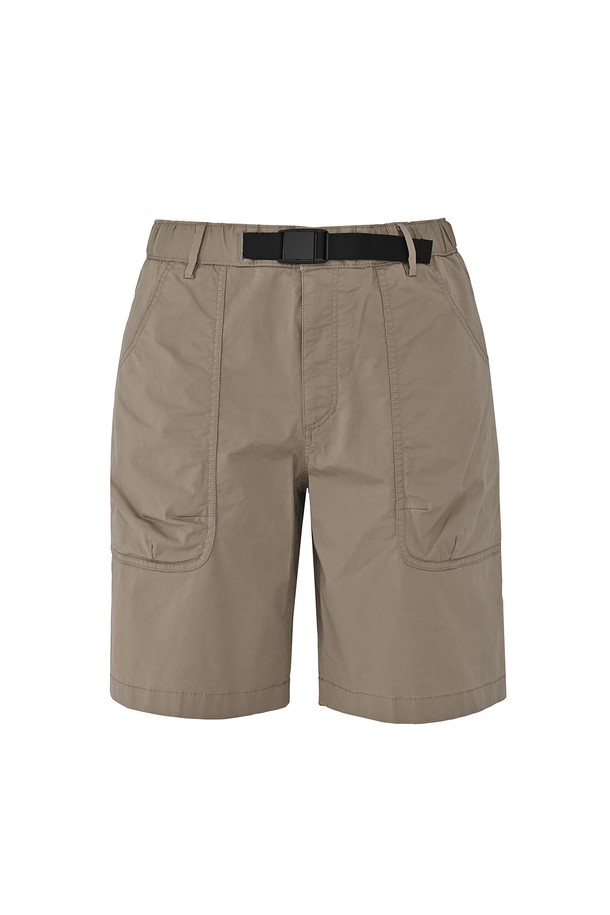 베이지 컬러의 남성 아웃포켓 반바지입니다. 면과 폴리우레탄 혼방 소재로 제작되었으며, 레귤러핏으로 편안한 착용감을 제공합니다. 캐주얼, 미니멀, 클래식 스타일 모두 소화 가능하며, 벨트가 포함되어 허리 사이즈를 조절할 수 있어 동네 마실룩이나 여행룩에 적합합니다.
