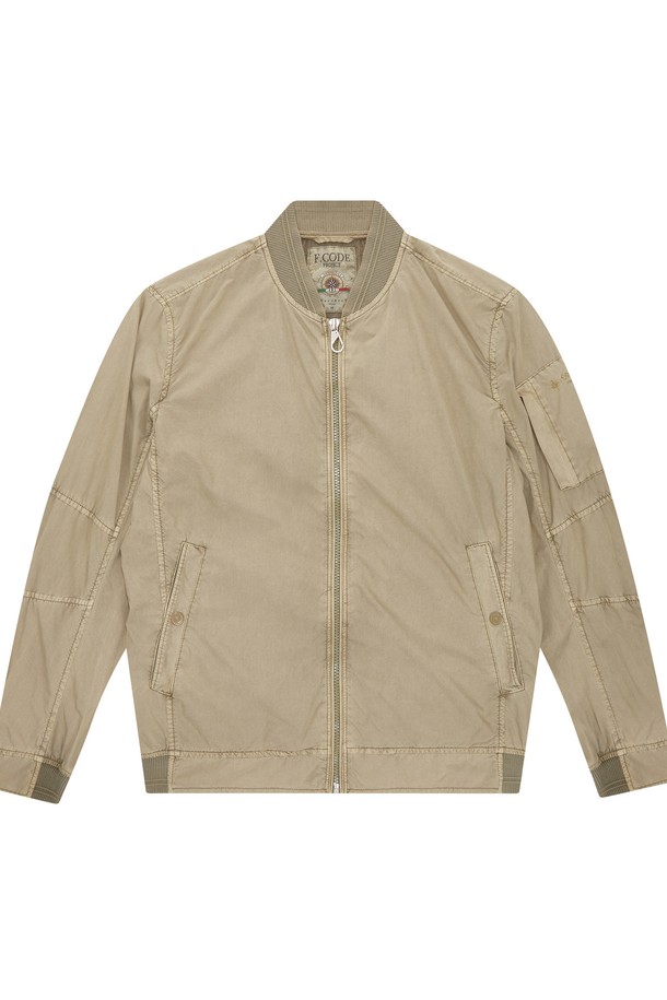 베이직한 디자인의 남성 블루종 점퍼입니다. 부드러운 면과 나일론 혼방 소재로 제작되어 봄, 여름 시즌에 시원하고 편안하게 착용 가능하며, 캐주얼하고 미니멀한 스타일을 연출합니다. 베이지 컬러에 스트라이프 패턴으로 포인트를 더했으며, 립 디테일과 레귤러핏으로 활동성을 높여 데이트룩, 쇼핑룩 등 다양한 TPO에 활용할 수 있습니다.
