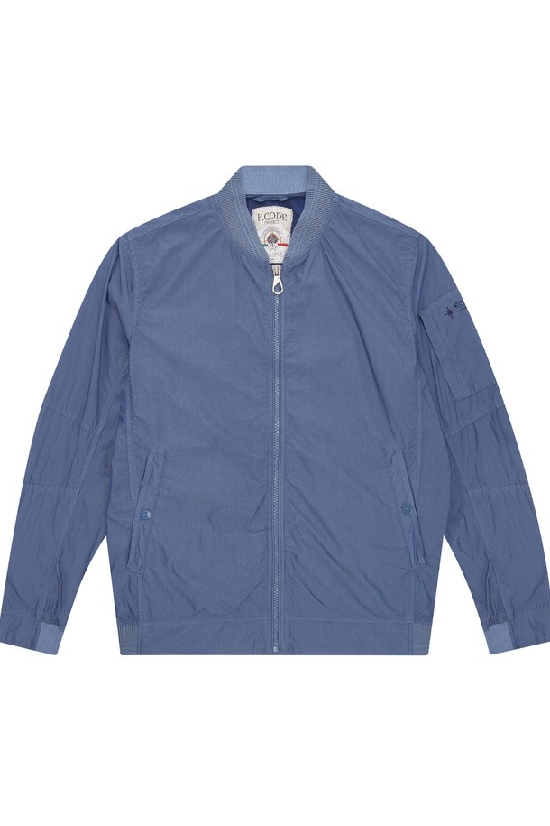 네이비 컬러의 남성 블루종 점퍼입니다. 봄, 여름 시즌에 적합하며, 부드러운 면과 나일론 혼방 소재로 제작되어 편안한 착용감을 선사합니다. 캐주얼, 미니멀, 시티보이 스타일을 연출하기 좋으며, 데이트룩이나 여행룩에 활용하기 좋습니다.
