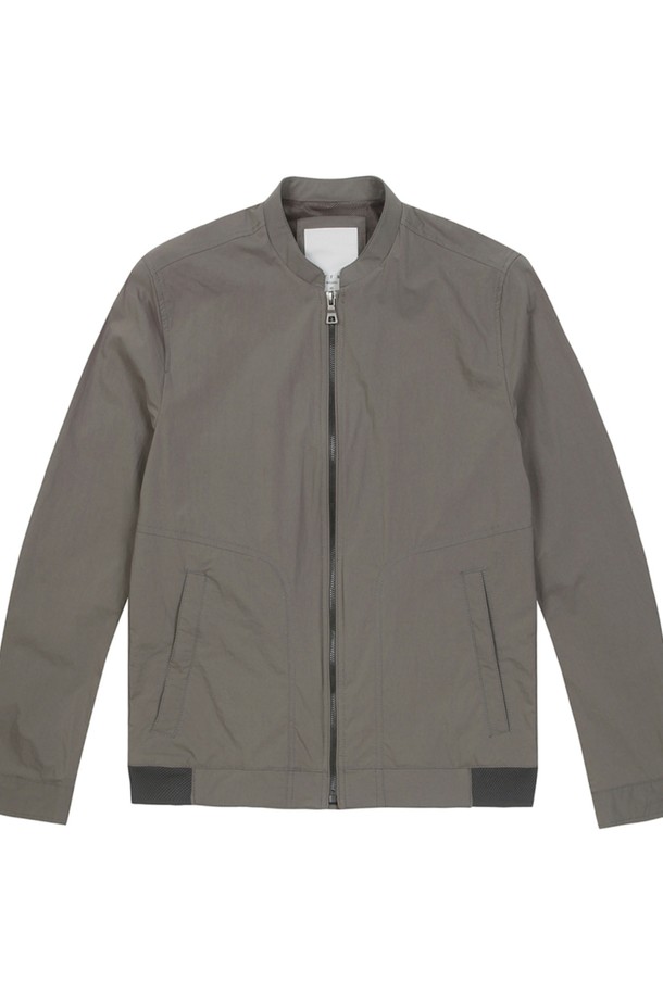 남성 나일론 와샤 하이넥 블루종 다크베이지 (A0C620154)는 캐주얼, 미니멀, 클래식 스타일을 추구하는 남성을 위한 아우터입니다. 부드러운 촉감의 나일론, 폴리에스테르, 폴리우레탄 혼방 소재로 제작되어 봄, 가을에 착용하기 좋습니다. 얇은 두께감과 신축성 있는 소재로 편안한 착용감을 제공하며, 하이넥 디자인으로 세련된 분위기를 연출합니다. 데이트룩이나 가을 나들이룩에 활용하기 좋으며, 레귤러핏과 집업 여밈 방식으로 제작되었습니다. 무지 패턴의 다크베이지 컬러는 어떤 스타일에도 쉽게 매치할 수 있습니다.
