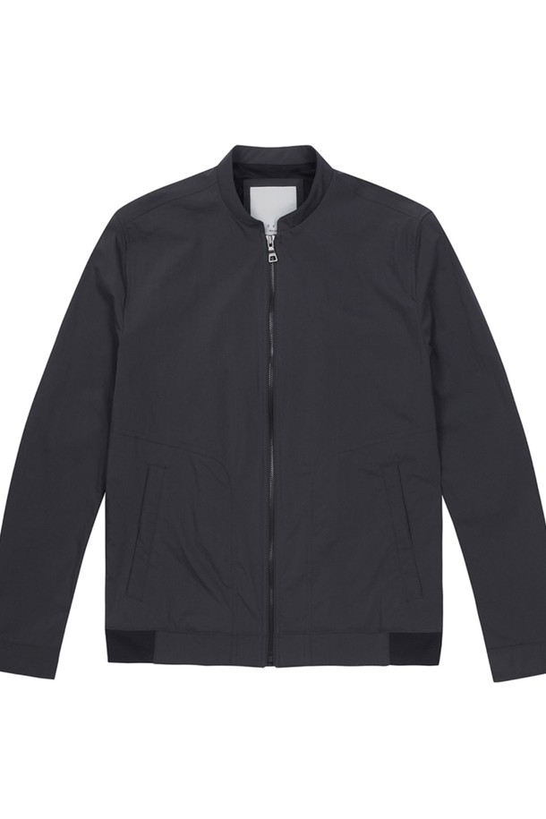 모던한 감각의 남성용 다크그레이 하이넥 블루종입니다. 부드러운 촉감의 나일론, 폴리에스터, 폴리우레탄 혼방 소재로 제작되어, 봄, 가을 데일리룩과 가을 나들이룩에 적합합니다. 루즈핏에 스트레치성이 우수하며, 절개 디테일이 돋보이는 미니멀, 클래식, 캐주얼 스타일의 아이템입니다.
