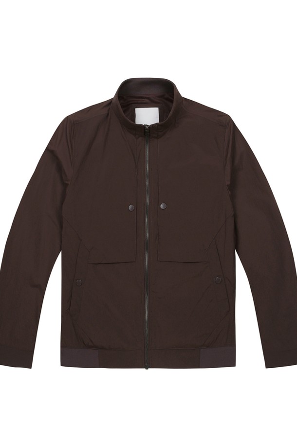 가볍고 부드러운 남성용 경량 나일론 블루종입니다. 와인 색상으로, 봄, 여름 시즌 캐주얼 스타일을 연출하기에 좋습니다. 스탠드 카라와 립 디테일이 돋보이며, 일상, 여행, 봄 소풍 등 다양한 TPO에 활용할 수 있습니다.
