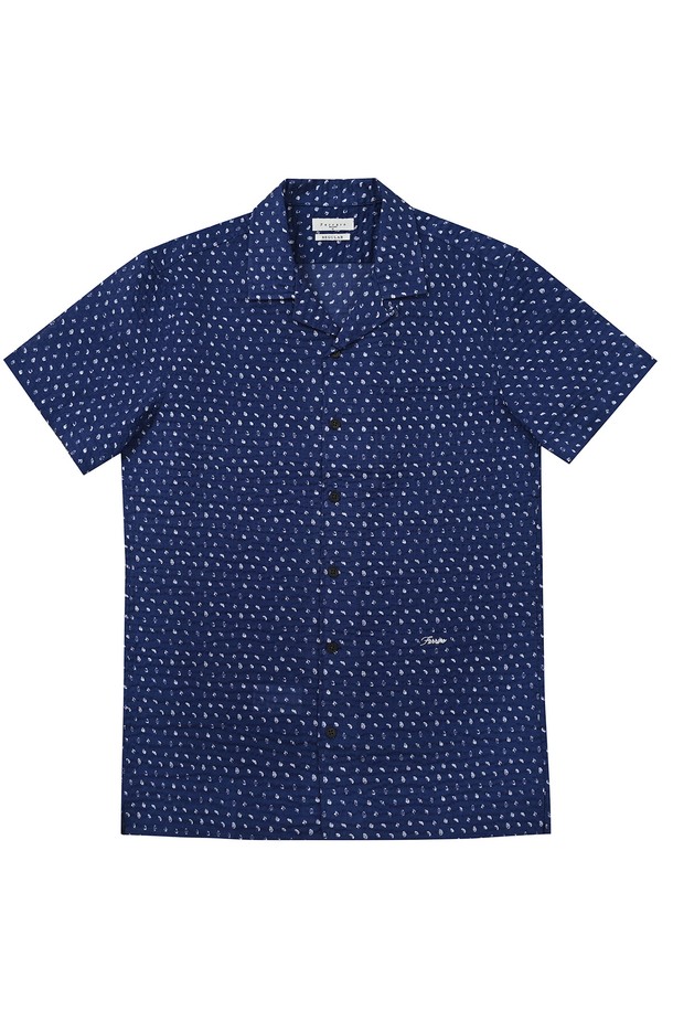 남성 도트 오픈카라 서커 반팔 셔츠 딥블루는 시원한 딥블루 컬러와 비정형적인 도트 패턴이 돋보이는 캐주얼 셔츠입니다. 얇은 두께의 면 100% 시어서커 소재로 제작되어 청량한 촉감을 선사하며, 여름철에도 쾌적하게 착용할 수 있습니다. 오픈카라 디자인과 레귤러핏으로 편안한 착용감을 제공하며, 단품으로도 스타일리시한 연출이 가능합니다. 동네 마실룩, 휴가룩, 여행룩 등 다양한 상황에서 활용 가능하며, 미니멀하고 리조트 스타일을 즐기는 분들께 추천합니다.
