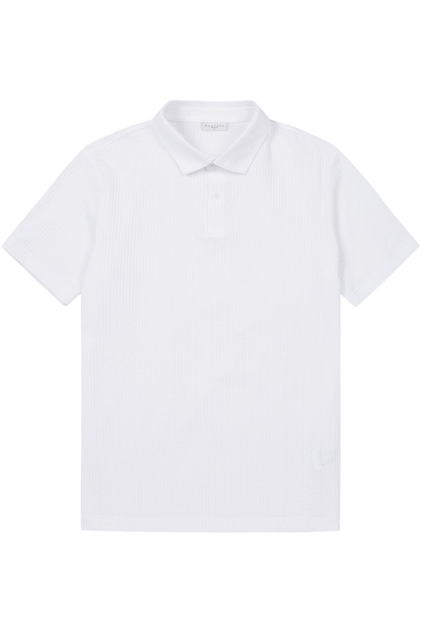 남성 에센셜 시어서커 카라 반팔 티셔츠는 가볍고 시원한 착용감을 선사하는 여름철 필수 아이템입니다. 통기성이 뛰어난 면과 폴리에스테르 혼방 소재에 시어서커 패턴을 적용하여 쾌적함을 더했으며, 3버튼 카라 디자인과 레귤러핏으로 베이직하면서도 캐주얼한 스타일을 연출합니다. 데이트룩, 동네 마실룩, 휴가룩 등 다양한 TPO에 활용하기 좋은 화이트 컬러의 반팔 티셔츠입니다.
