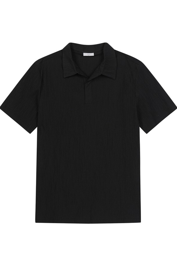 세련된 남성 스타일을 완성하는 히든 여밈 포인트 카라 반팔 티셔츠입니다. 블랙 컬러에 무지 디자인으로 미니멀하고 클래식한 분위기를 연출하며, 얇은 두께감으로 여름철에도 시원하게 착용할 수 있습니다. 히든 버튼, 오픈 카라 디자인, 주름 방지 및 정전기 방지 기능, 고밀도 재직으로 제작되어 데이트룩, 카페룩 등 다양한 TPO에 활용하기 좋습니다.
