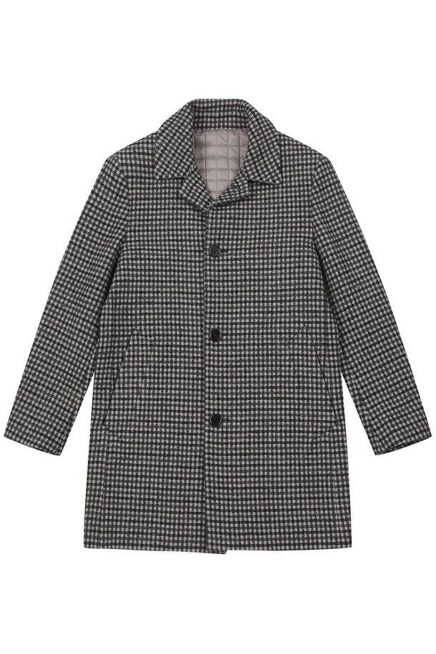 남성 멀티체크 방모 코트 블랙 (A0CC43239)는 가을과 겨울에 어울리는 남성용 코트입니다. 클래식하고 베이직한 스타일의 레귤러핏 싱글코트로, 일상, 오피스룩, 비즈니스 캐주얼, 모임룩 등 다양한 TPO에 활용 가능합니다. 두꺼운 방모 소재로 제작되어 보온성이 뛰어나며, 멀티체크 패턴이 시크하고 미니멀한 스타일을 연출합니다. 긴 소매 기장의 블랙 컬러 코트로, 싱글버튼 여밈 방식을 통해 세련된 디자인을 완성했습니다.
