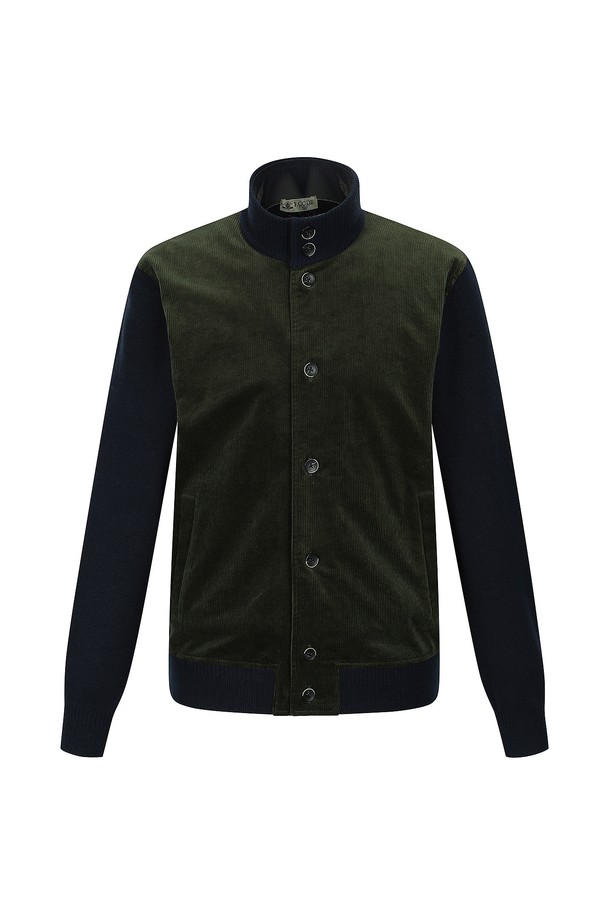 네이비 컬러의 코듀로이 패치 방풍 가디건입니다. 가을, 겨울 시즌에 어울리는 두꺼운 두께감과 캐주얼 스타일을 갖춘 제품입니다. 앞판 면 혼방 코듀로이 칼라 패치 디자인으로 포인트를 주었으며, 넉넉한 루즈핏으로 편안하게 착용 가능합니다. 방풍 기능을 갖춰 쌀쌀한 날씨에도 따뜻함을 유지해주며, 점퍼처럼 활용할 수도 있습니다. 평소 구매 사이즈보다 한 치수 크게 선택하는 것을 권장합니다.
