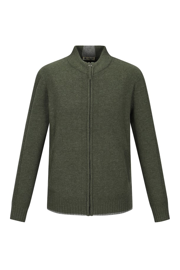 가을, 겨울 시즌에 어울리는 짚업 가디건입니다. 카키 컬러의 무지 디자인으로, 베이직하고 클래식, 미니멀한 스타일을 연출합니다. 모, 나일론, 폴리에스터 혼방 소재로 제작되어 두꺼운 두께감을 자랑하며 보온성을 높였습니다. 카라 부분에 조직 변형 디테일을 더하고, 뒷중심 배색 포인트를 주어 세련된 느낌을 줍니다. 겨울 데일리룩에 활용하기 좋으며, 한 치수 크게 구매하는 것을 권장합니다.
