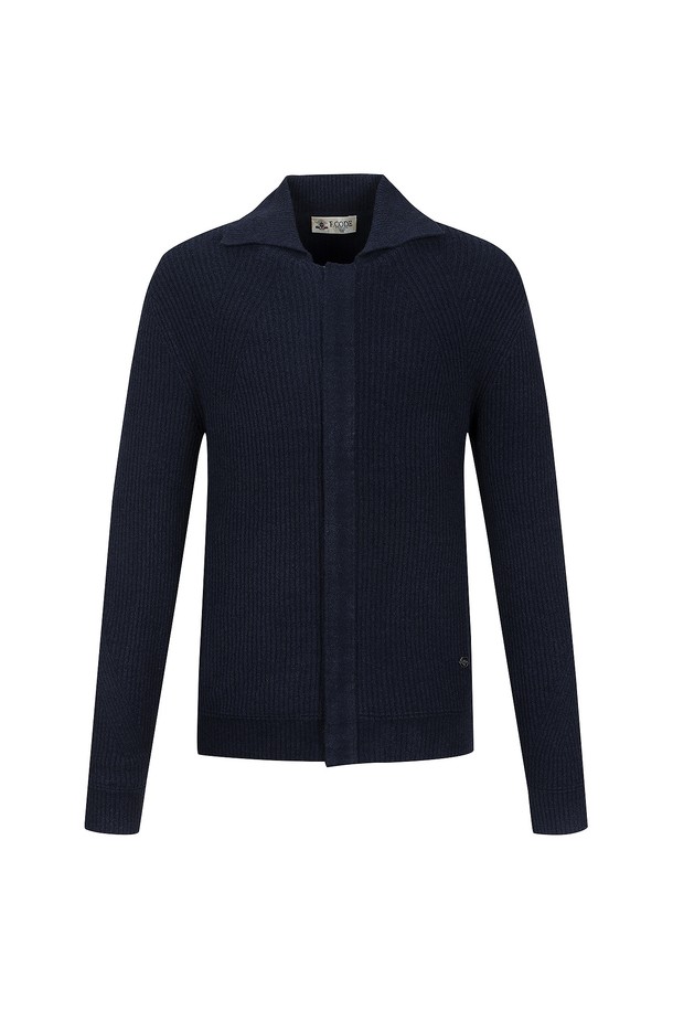 부클 티에리 가디건 네이비(AM0DCD35149)는 아크릴과 나일론 혼방 소재로 제작되어 부드러운 촉감을 선사하는 긴소매 가디건입니다. 네이비 컬러의 베이직한 디자인에 버클사 패턴으로 포인트를 주어 캐주얼, 미니멀, 클래식 스타일 모두 소화 가능합니다. 데이트룩이나 카페룩에 잘 어울리며, 평소 사이즈보다 한 사이즈 크게 착용하는 것을 추천합니다.
