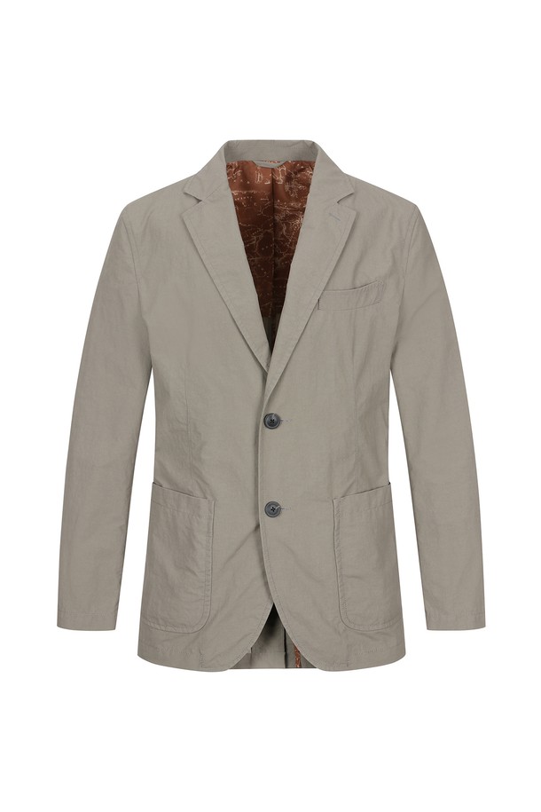 피그먼트 스트레치 재킷 베이지(AM0DJK35253)는 부드러운 촉감과 얇은 두께로 봄, 가을에 착용하기 좋은 캐주얼 자켓입니다. 베이직하고 무지한 디자인에 레귤러 핏으로 제작되어 데이트룩, 카페룩 등 다양한 TPO에 활용하기 좋습니다. 피그먼트 워싱 처리와 안감 최소화로 쾌적한 착용감을 제공하며, 신축성 있는 스판 소재로 활동성을 높였습니다. 싱글 버튼 여밈과 레귤러 기장의 자켓으로, 미니멀하고 클래식한 스타일을 연출하기에 적합합니다.
