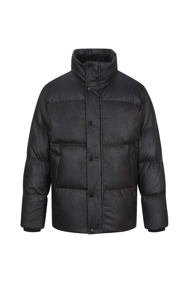 레더 라이크 구스 숏다운 점퍼 블랙 (AM0DJP40139)는 겨울철 데일리룩을 위한 캐주얼 스타일의 숏패딩입니다. 부드러운 촉감의 레더라이크 텍스처와 샌드워싱 가공으로 세련된 느낌을 주며, 경량 구스다운 충전재를 사용하여 보온성을 높였습니다. 무지 디자인에 집업 여밈 방식으로 편안하게 착용 가능하며, 레귤러 핏으로 다양한 스타일 연출에 용이합니다. 블랙 컬러의 숏 기장 점퍼로, 겨울철 어떤 옷에도 잘 어울립니다.
