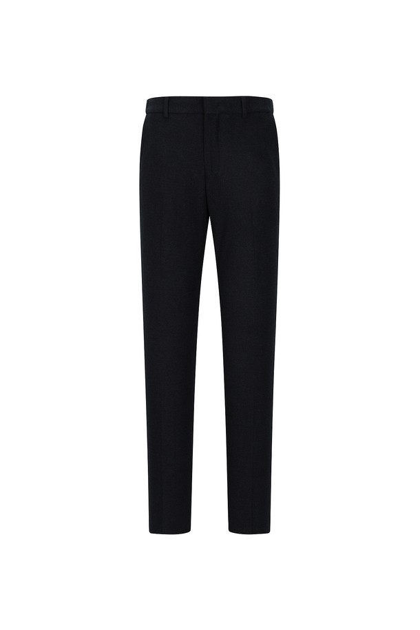 네이비 컬러의 기모 마이크로 패턴 슬랙스 (AM0DSL40149)입니다. 가을과 겨울, 겨울 데일리룩에 적합하며 베이직, 클래식, 미니멀 스타일을 연출할 수 있습니다. 부드러운 촉감의 폴리에스터, 레이온, 면, 폴리우레탄 혼방 소재로 제작되었고, 레귤러핏에 두꺼운 두께감으로 따뜻함을 더했습니다. 허리 밴딩 디자인으로 편안한 착용감을 제공하며, 긴 기장의 슬랙스입니다. 마이크로 패턴이 은은하게 들어가 세련된 느낌을 줍니다.
