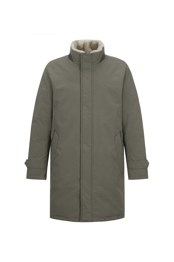 **양털 스탠카라 다운 코트 브라운 (AM0DCT45258)**은 겨울철 데일리룩을 위한 클래식하고 미니멀한 스타일의 다운 코트입니다. 부드러운 촉감의 폴리에스터, 나일론, 천연 모피 혼방 소재로 제작되었으며, 두꺼운 두께감으로 뛰어난 보온성을 제공합니다. 양털 카라와 구스다운(거위속털 80%, 거위깃털 20%) 충전재를 사용하여 한겨울 추위에도 따뜻하게 착용할 수 있습니다. 레귤러핏의 레귤러 기장으로 편안한 착용감을 선사하며, 스냅 버튼 여밈 방식과 긴 소매 디자인으로 세련된 실루엣을 연출합니다. 브라운 컬러의 무지 디자인으로 다양한 스타일에 쉽게 매치할 수 있습니다.
