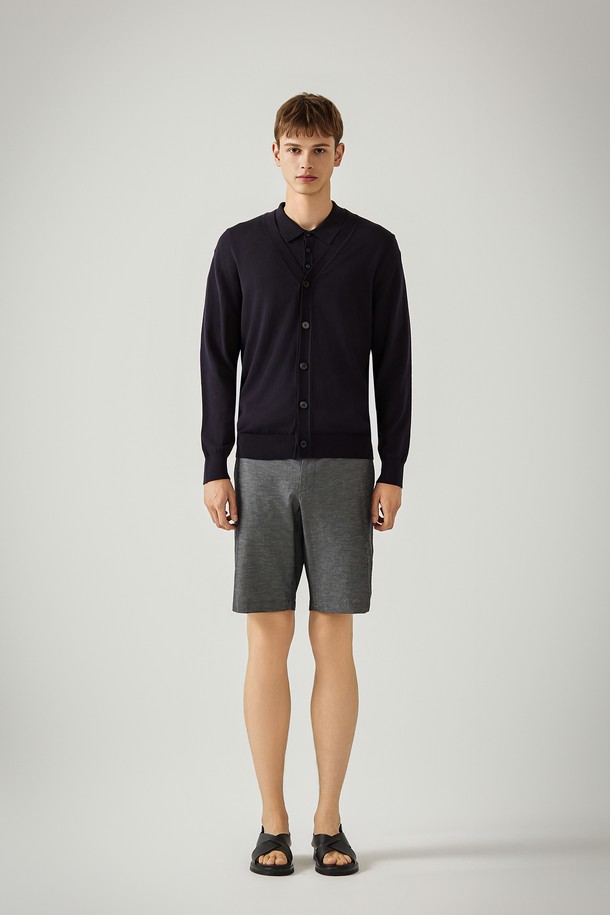 네이비 컬러의 솔리드 가디건입니다. 봄, 가을에 활용하기 좋은 남성용 상의로, 베이직하고 캐주얼한 스타일을 연출합니다. 면 소재로 제작되어 부드러운 촉감을 선사하며, 레귤러 핏에 긴소매, 라운드넥 디자인입니다. 얇은 두께감으로 간절기에 가볍게 걸치기 좋으며, 무지 패턴으로 다양한 아이템과 코디네이션이 용이합니다. 데이트룩, 카페룩 등 다양한 TPO에 활용 가능하며, 캐주얼, 미니멀, 클래식 스타일을 즐기는 분들께 추천합니다.
