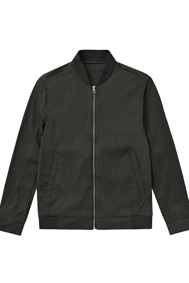 남성 여름 경량 블루종 점퍼 카키 (AM0DJP20226)는 가볍고 시원하게 착용하기 좋은 여름용 아우터입니다. 미니멀한 스타일의 카키 컬러 블루종으로, 크리즈 패턴이 은은한 포인트를 더합니다. 집업 형태로 간편하게 입고 벗을 수 있으며, 베이직 핏으로 제작되어 편안한 착용감을 제공합니다. 나일론과 폴리우레탄 혼방 소재로 제작되어 활동성을 높였으며, 일상복, 여행룩, 여름 바캉스룩 등 다양한 TPO에 활용하기 좋습니다. 캐주얼, 시티보이 스타일을 즐겨 입는 남성분들께 추천합니다.
