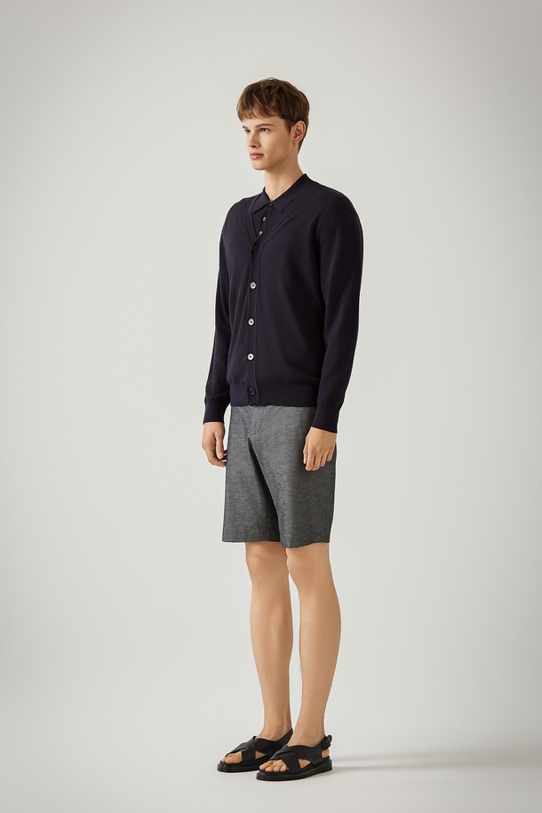 네이비 컬러의 솔리드 가디건입니다. 봄, 가을에 활용하기 좋은 남성용 상의로, 베이직하고 캐주얼한 스타일을 연출합니다. 면 소재로 제작되어 부드러운 촉감을 선사하며, 레귤러 핏에 긴소매, 라운드넥 디자인입니다. 얇은 두께감으로 간절기에 가볍게 걸치기 좋으며, 무지 패턴으로 다양한 아이템과 코디네이션이 용이합니다. 데이트룩, 카페룩 등 다양한 TPO에 활용 가능하며, 캐주얼, 미니멀, 클래식 스타일을 즐기는 분들께 추천합니다.
