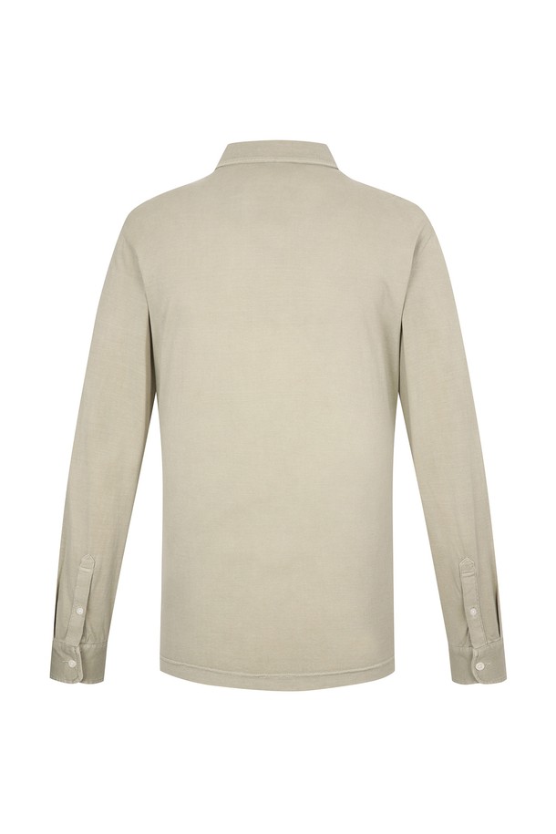 "루나다잉 제에리 티셔츠 아이보리 (AM0DKS15161)"는 부드러운 면 소재로 제작되어 편안한 착용감을 선사합니다. 오픈 카라 디자인과 긴 소매 기장이 돋보이며, 루나 니팅 기법을 통해 빈티지한 무드를 연출합니다. 베이직 스타일의 무지 티셔츠로, 데이트룩과 카페룩 등 다양한 TPO에 활용하기 좋습니다. 클래식, 미니멀, 캐주얼 스타일을 즐겨 입는 분들께 추천합니다. 아이보리 컬러로 어떤 하의와도 쉽게 매치할 수 있습니다.
