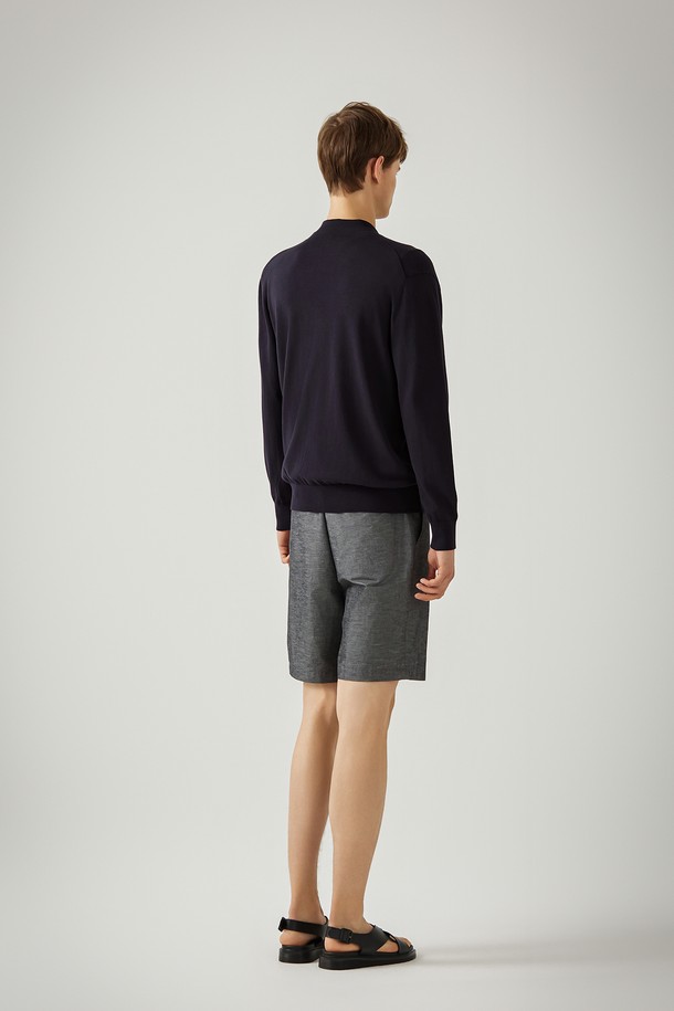 네이비 컬러의 솔리드 가디건입니다. 봄, 가을에 활용하기 좋은 남성용 상의로, 베이직하고 캐주얼한 스타일을 연출합니다. 면 소재로 제작되어 부드러운 촉감을 선사하며, 레귤러 핏에 긴소매, 라운드넥 디자인입니다. 얇은 두께감으로 간절기에 가볍게 걸치기 좋으며, 무지 패턴으로 다양한 아이템과 코디네이션이 용이합니다. 데이트룩, 카페룩 등 다양한 TPO에 활용 가능하며, 캐주얼, 미니멀, 클래식 스타일을 즐기는 분들께 추천합니다.
