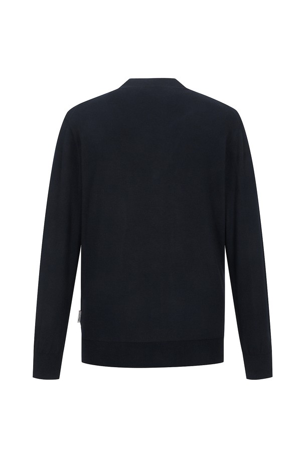 네이비 컬러의 솔리드 가디건입니다. 봄, 가을에 활용하기 좋은 남성용 상의로, 베이직하고 캐주얼한 스타일을 연출합니다. 면 소재로 제작되어 부드러운 촉감을 선사하며, 레귤러 핏에 긴소매, 라운드넥 디자인입니다. 얇은 두께감으로 간절기에 가볍게 걸치기 좋으며, 무지 패턴으로 다양한 아이템과 코디네이션이 용이합니다. 데이트룩, 카페룩 등 다양한 TPO에 활용 가능하며, 캐주얼, 미니멀, 클래식 스타일을 즐기는 분들께 추천합니다.
